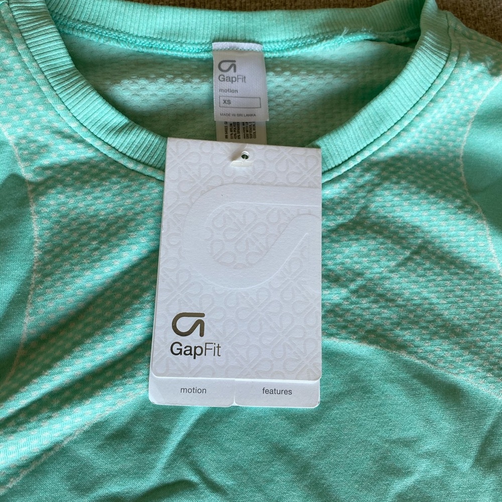 Gap long sleeve athletic tee